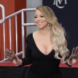 Mariah Carey laisse ses empreintes dans le ciment lors d'une cérémonie au Chinese Theater à Hollywood. Los Angeles, le 1er novembre 2017.