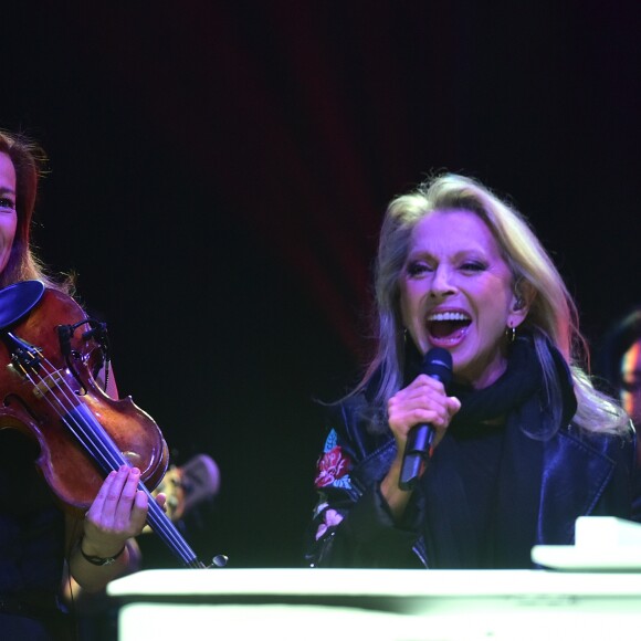 Exclusif - Véronique Sanson et Anne Gravoin - Concert de la 6e édition du gala "Toutes les femmes chantent contre le cancer" à l'Olympia à Paris le 5 mars 2018. © Cyril Moreau - Giancarlo Gorassini / Bestimage
