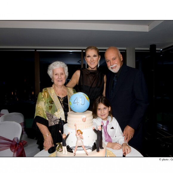 Céline Dion fête ses 40 ans avec René Angélil, René-Charles et Thérèse Dion, en 2008