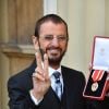 Ringo Starr des Beatles (de son vrai nom Richard Starkey) a été anobli le 20 mars 2018 au palais de Buckingham. Avec humour, il a dit aux journalistes qu'il porterait sa médaille au petit-déjeuner.