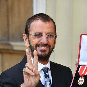 Ringo Starr des Beatles (de son vrai nom Richard Starkey) a été anobli le 20 mars 2018 au palais de Buckingham. Avec humour, il a dit aux journalistes qu'il porterait sa médaille au petit-déjeuner.