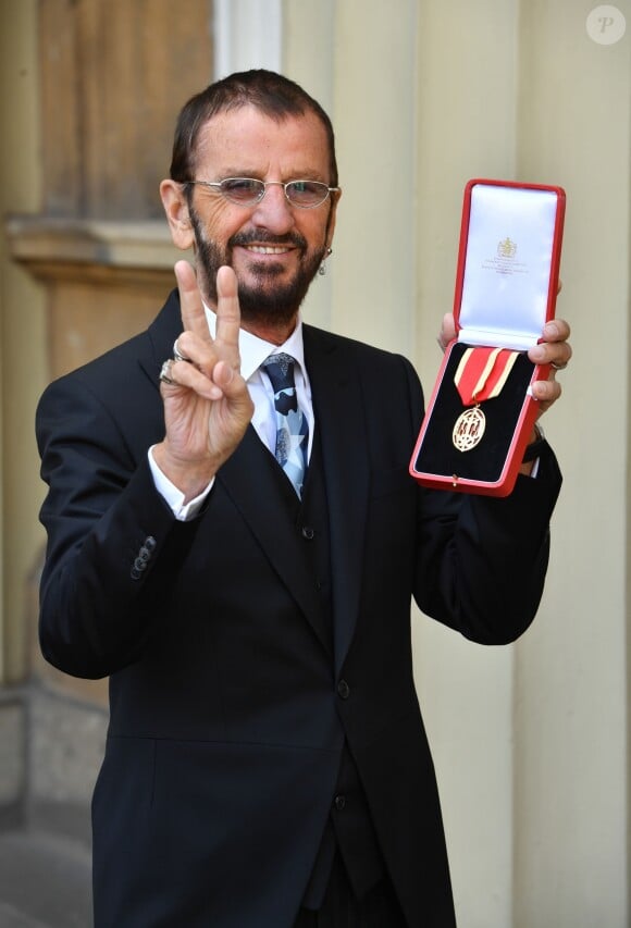 Ringo Starr des Beatles (de son vrai nom Richard Starkey) a été anobli le 20 mars 2018 au palais de Buckingham. Avec humour, il a dit aux journalistes qu'il porterait sa médaille au petit-déjeuner.