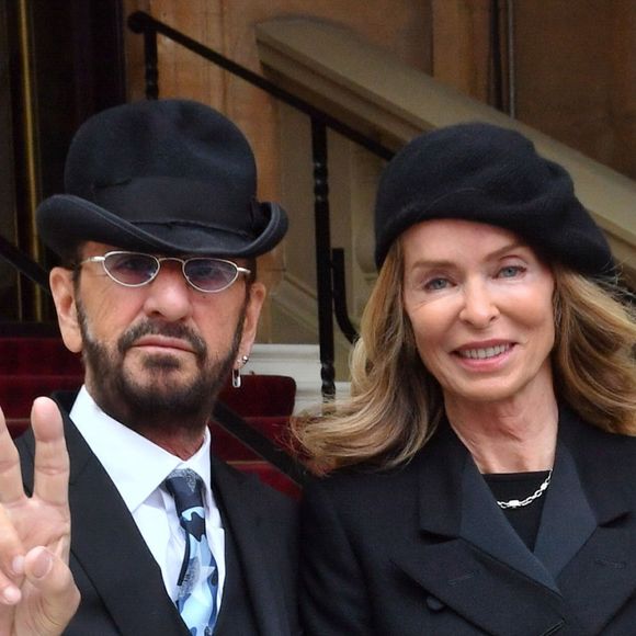 Ringo Starr des Beatles (de son vrai nom Richard Starkey) a été anobli le 20 mars 2018 au palais de Buckingham, en présence de sa femme Barbara Bach.