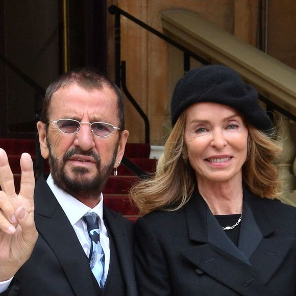 Ringo Starr des Beatles (de son vrai nom Richard Starkey) a été anobli le 20 mars 2018 au palais de Buckingham, en présence de sa femme Barbara Bach.