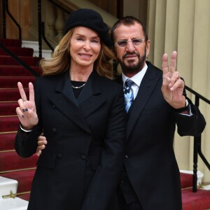 Ringo Starr des Beatles (de son vrai nom Richard Starkey) a été anobli le 20 mars 2018 au palais de Buckingham, en présence de sa femme Barbara Bach.