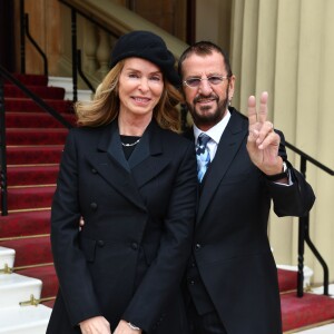 Ringo Starr des Beatles (de son vrai nom Richard Starkey) a été anobli le 20 mars 2018 au palais de Buckingham, en présence de sa femme Barbara Bach.