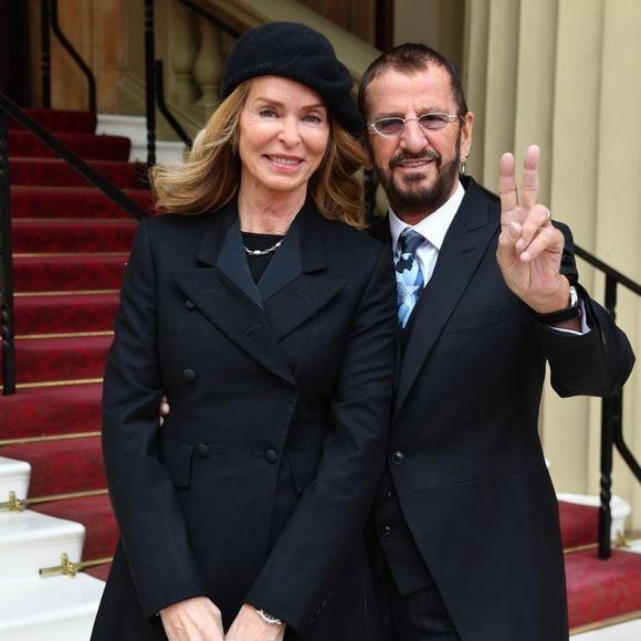 Ringo Starr des Beatles (de son vrai nom Richard Starkey) a été anobli le 20 mars 2018 au palais de Buckingham, en présence de sa femme Barbara Bach.