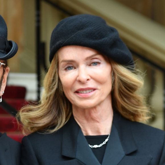 Ringo Starr des Beatles (de son vrai nom Richard Starkey) a été anobli le 20 mars 2018 au palais de Buckingham, en présence de sa femme Barbara Bach.