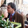Catherine Salvador dévoile une plaque en hommage à Henri Salvador place Vendôme, à Paris le 9 novembre 2011.