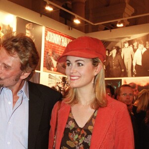 Jean-Marie Périer avec Johnny et Laeticia Hallyday pour l'inauguration de son exposition à l'Hôtel de ville de Paris, el 19 novembre 2002.