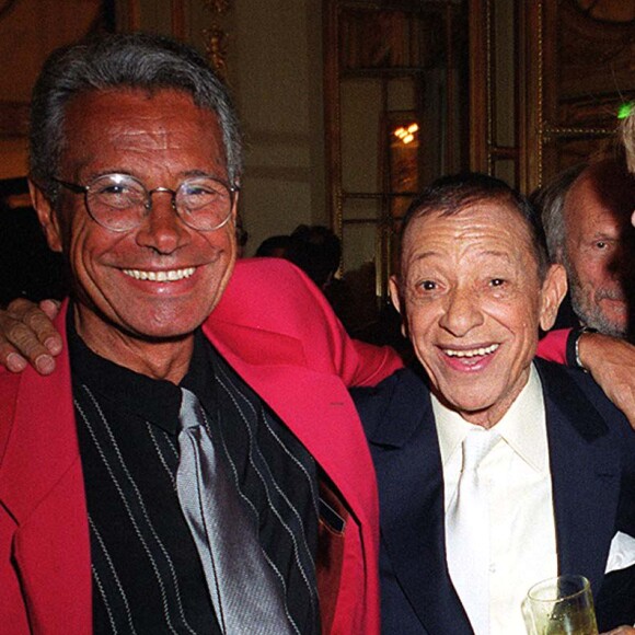 Jean-Marie Périer, son père biologique Henri Salvador et Françoise Hardy à l'Olympia, le 23 avril 2001.