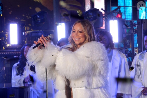 Mariah Carey chante à Times Square pour le Nouvel An à New York, le 31 décembre 2017.