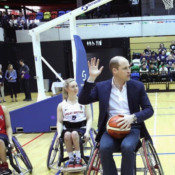 Le prince William s'est essayé au basket-ball en fauteuil roulant. La duchesse Catherine de Cambridge, enceinte, et le prince William ont pris part le 22 mars 2018 à un événement organisé par l'association SportsAid dans l'enceinte sportive La Copper Box au Parc olympique de Londres. Il s'agissait de la dernière journée d'engagements de Kate avant son congé maternité.