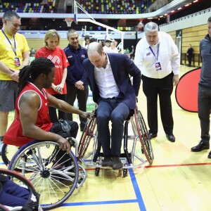 Le prince William s'est essayé au basket-ball en fauteuil roulant. La duchesse Catherine de Cambridge, enceinte, et le prince William ont pris part le 22 mars 2018 à un événement organisé par l'association SportsAid dans l'enceinte sportive La Copper Box au Parc olympique de Londres. Il s'agissait de la dernière journée d'engagements de Kate avant son congé maternité.