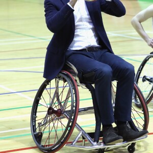 Le prince William s'est essayé au basket-ball en fauteuil roulant. La duchesse Catherine de Cambridge, enceinte, et le prince William ont pris part le 22 mars 2018 à un événement organisé par l'association SportsAid dans l'enceinte sportive La Copper Box au Parc olympique de Londres. Il s'agissait de la dernière journée d'engagements de Kate avant son congé maternité.