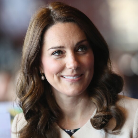 La duchesse Catherine de Cambridge, enceinte, et le prince William ont pris part le 22 mars 2018 à un événement organisé par l'association SportsAid dans l'enceinte sportive La Copper Box au Parc olympique de Londres. Il s'agissait de la dernière journée d'engagements de Kate avant son congé maternité.