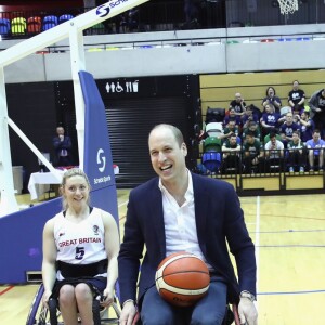 Le prince William s'est essayé au basket-ball en fauteuil roulant. La duchesse Catherine de Cambridge, enceinte, et le prince William ont pris part le 22 mars 2018 à un événement organisé par l'association SportsAid dans l'enceinte sportive La Copper Box au Parc olympique de Londres. Il s'agissait de la dernière journée d'engagements de Kate avant son congé maternité.