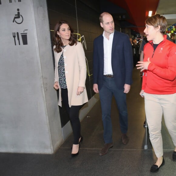 La duchesse Catherine de Cambridge, enceinte, et le prince William ont pris part le 22 mars 2018 à un événement organisé par l'association SportsAid dans l'enceinte sportive La Copper Box au Parc olympique de Londres. Il s'agissait de la dernière journée d'engagements de Kate avant son congé maternité.