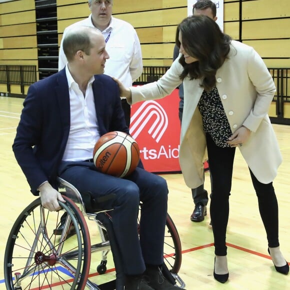 La duchesse Catherine de Cambridge, enceinte, et le prince William ont pris part le 22 mars 2018 à un événement organisé par l'association SportsAid dans l'enceinte sportive La Copper Box au Parc olympique de Londres. Il s'agissait de la dernière journée d'engagements de Kate avant son congé maternité.