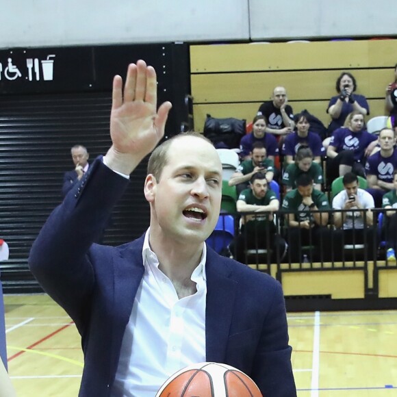 Le prince William s'est essayé au basket-ball en fauteuil roulant. La duchesse Catherine de Cambridge, enceinte, et le prince William ont pris part le 22 mars 2018 à un événement organisé par l'association SportsAid dans l'enceinte sportive La Copper Box au Parc olympique de Londres. Il s'agissait de la dernière journée d'engagements de Kate avant son congé maternité.