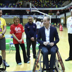 Le prince William s'est essayé au basket-ball en fauteuil roulant. La duchesse Catherine de Cambridge, enceinte, et le prince William ont pris part le 22 mars 2018 à un événement organisé par l'association SportsAid dans l'enceinte sportive La Copper Box au Parc olympique de Londres. Il s'agissait de la dernière journée d'engagements de Kate avant son congé maternité.