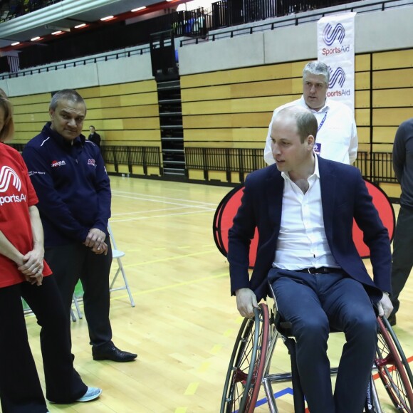 Le prince William s'est essayé au basket-ball en fauteuil roulant. La duchesse Catherine de Cambridge, enceinte, et le prince William ont pris part le 22 mars 2018 à un événement organisé par l'association SportsAid dans l'enceinte sportive La Copper Box au Parc olympique de Londres. Il s'agissait de la dernière journée d'engagements de Kate avant son congé maternité.