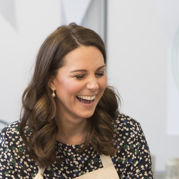 La duchesse Catherine de Cambridge, enceinte, et le prince William ont pris part aux préparatifs du Commonwealth Big Lunch le 22 mars 2018 au centre communautaire St Luke à Londres. Son ultime engagement avant son congé maternité, Kate l'aura accompli... en tablier !