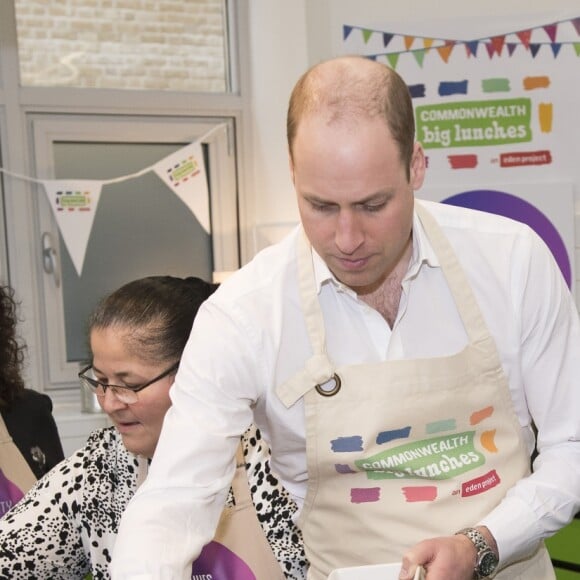 La duchesse Catherine de Cambridge, enceinte, et le prince William ont pris part aux préparatifs du Commonwealth Big Lunch le 22 mars 2018 au centre communautaire St Luke à Londres. Son ultime engagement avant son congé maternité, Kate l'aura accompli... en tablier !