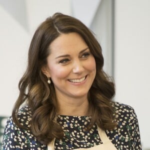 La duchesse Catherine de Cambridge, enceinte, et le prince William ont pris part aux préparatifs du Commonwealth Big Lunch le 22 mars 2018 au centre communautaire St Luke à Londres. Son ultime engagement avant son congé maternité, Kate l'aura accompli... en tablier !