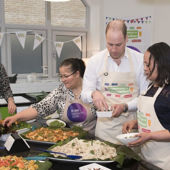 La duchesse Catherine de Cambridge, enceinte, et le prince William ont pris part aux préparatifs du Commonwealth Big Lunch le 22 mars 2018 au centre communautaire St Luke à Londres. Son ultime engagement avant son congé maternité, Kate l'aura accompli... en tablier !