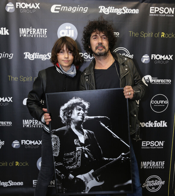 Yarol Poupaud et son fils au vernissage de l'exposition The Spirit of Rock, Galerie Joseph, Paris, le 22 mars 2018.