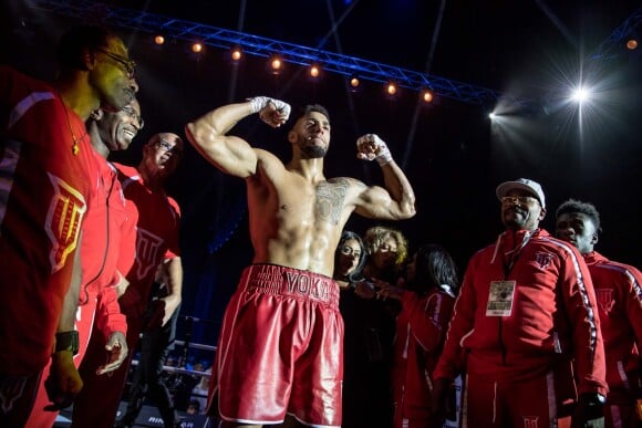 Tony Yoka affronte Ali Baghouz lors du troisième round de "La Conquête" à la Seine Musicale à Bouloigne-Billancourt. Alors que l'arbitre a arrêté le combat à la deuxième reprise Tony Yoka remporte son combat. Boulogne-Billancourt le 16 décembre 2017.