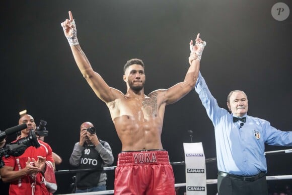 Tony Yoka affronte Ali Baghouz lors du troisième round de "La Conquête" à la Seine Musicale à Bouloigne-Billancourt. Alors que l'arbitre a arrêté le combat à la deuxième reprise Tony Yoka remporte son combat. Boulogne-Billancourt le 16 décembre 2017.