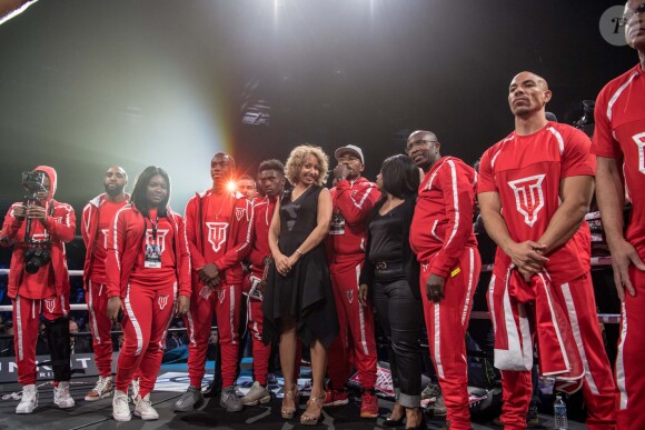 Tony Yoka avec son staff, sa mère Gertrude et Estelle Mossely - Tony Yoka affronte Ali Baghouz lors du troisième round de "La Conquête" à la Seine Musicale à Bouloigne-Billancourt. Alors que l'arbitre a arrêté le combat à la deuxième reprise Tony Yoka remporte son combat. Boulogne-Billancourt le 16 décembre 2017.