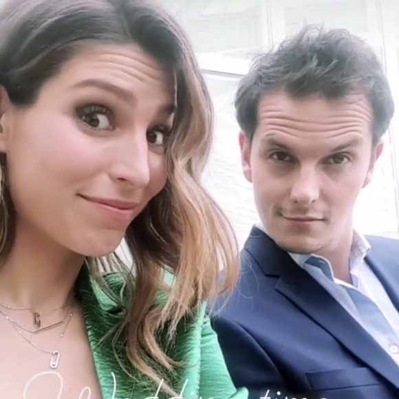 Laury Thilleman et son compagnon Juan Arbelaez lors du mariage d'Ophélie Meunier et Mathieu Vergne vendredi 23 mars 2018 sur le bassin d'Arcachon. Image issue de la story Instagram de Laury Thilleman.