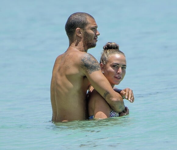 Jeremy Meeks et sa compagne Chloe Green se relaxent sur une plage à la Barbade le 5 aout 2017.