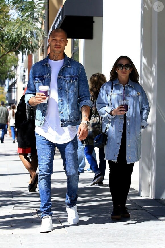 Jeremy Meeks et Chloe Green (enceinte) avec une une boisson à la main dans les rues de Los Angeles Le 17 mars 2018