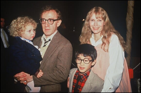 Mia Farrow et Woody Allen avec leurs enfants en 1987