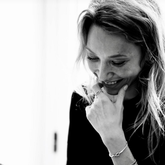 Laura Smet retrouve le sourire sur le tournage de son premier court métrage dans lequel elle dirige Nathalie Baye, sa mère, 24 et 25 mars 2018.