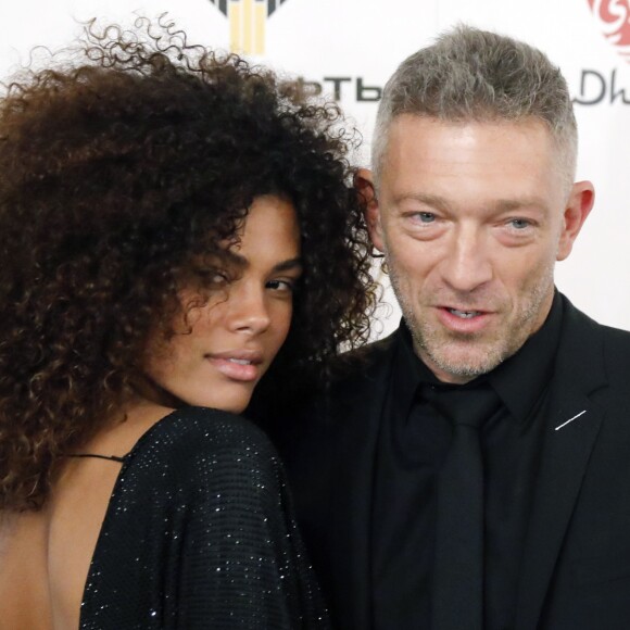 Vincent Cassel et sa compagne Tina Kunakey lors des Prix internationaux de musique ''BraVo'' au théâtre Bolshoi à Moscou, Russie, le 11 mars 2018.