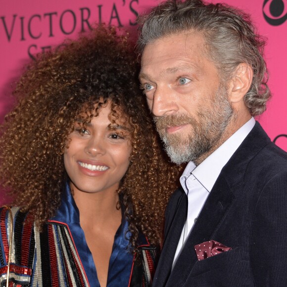 Vincent Cassel et Tina Kunakey lors du photocall du défilé Victoria's Secret au Grand Palais à Paris, le 30 novembre 2016.