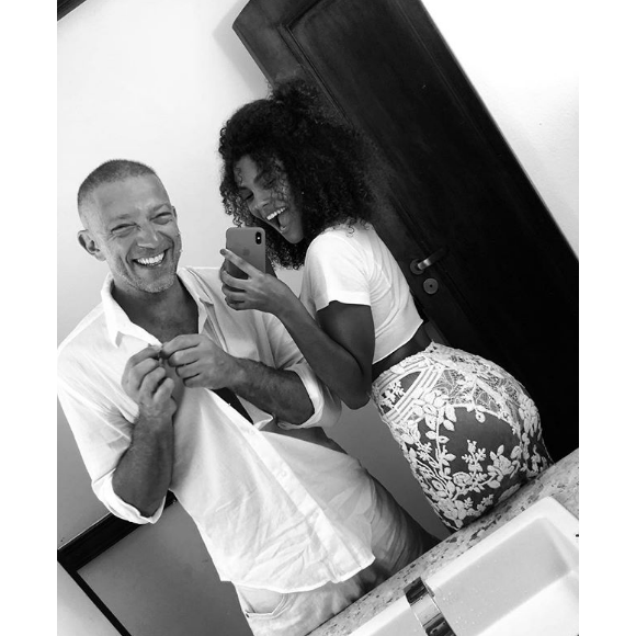 Vincent Cassel et Tina Kunakey plus amoureux que jamais (photo postée le 2 janvier 2018).