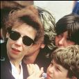 Véronique Colucci et son fils Marius assistent à l'enterrement de Coluche le 24 juin 1986.