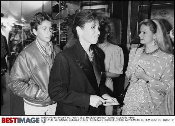 Véronique Colucci et son fils Romain Colucci lors de la première du film "Jean de Florette", à Paris en 1986.