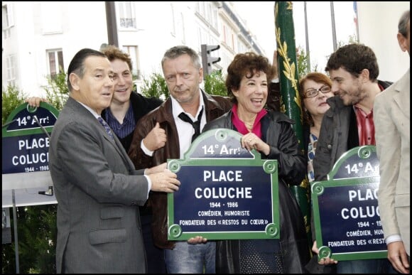Inauguration de la place Coluche dans le 14e arrondissement de Paris en présence de Renaud, Véronique Colucci, Romain Colucci, Josiane Balasko, le 29 octobre 2006.