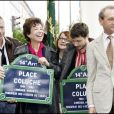 Inauguration de la place Coluche dans le 14e arrondissement de Paris en présence de Renaud, Véronique Colucci, Romain Colucci, Josiane Balasko et Bertrand Delanoë le 29 octobre 2006.