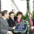 Inauguration de la place Coluche dans le 14e arrondissement de Paris en présence de Véronique Colucci, Romain et Marius Colucci, le 29 octobre 2006.