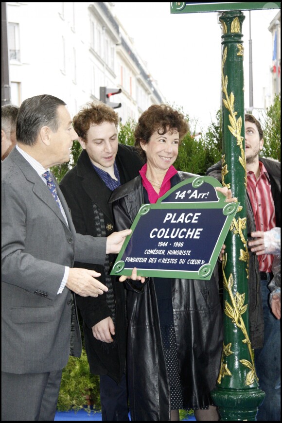 Inauguration de la place Coluche dans le 14e arrondissement de Paris en présence de Véronique Colucci, Romain et Marius Colucci, le 29 octobre 2006.