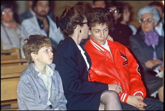 Véronique, Marius et Romain Colucci le jour de l'enterrement de Coluche, le 24 juin 1986.