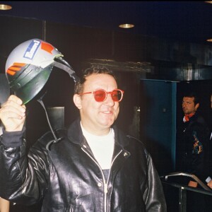 Coluche à la sortie de l'émission "Champs-Elysées" avec son fils Romain Colucci, Paris, le 30 juin 1985.